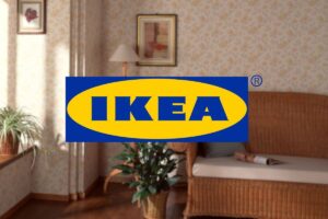 soggiorno di casa arredata con mobili vintage e in primo piano il logo ikea