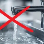 rubinetto della cucina che eroga acqua calda e una x rossa in evidenza