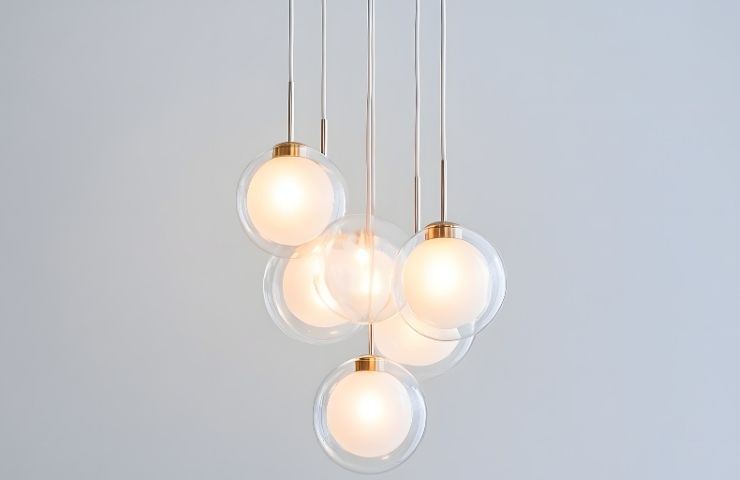 lampadario appeso al soffitto di casa