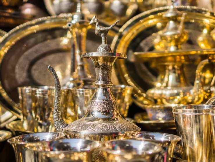 una serie di oggetti in ottone