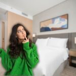 camera da letto moderna e in primo piano una ragazza che pensa