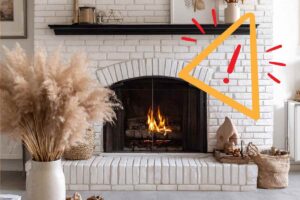 Un camino in funzione con sopra il segnale di pericolo