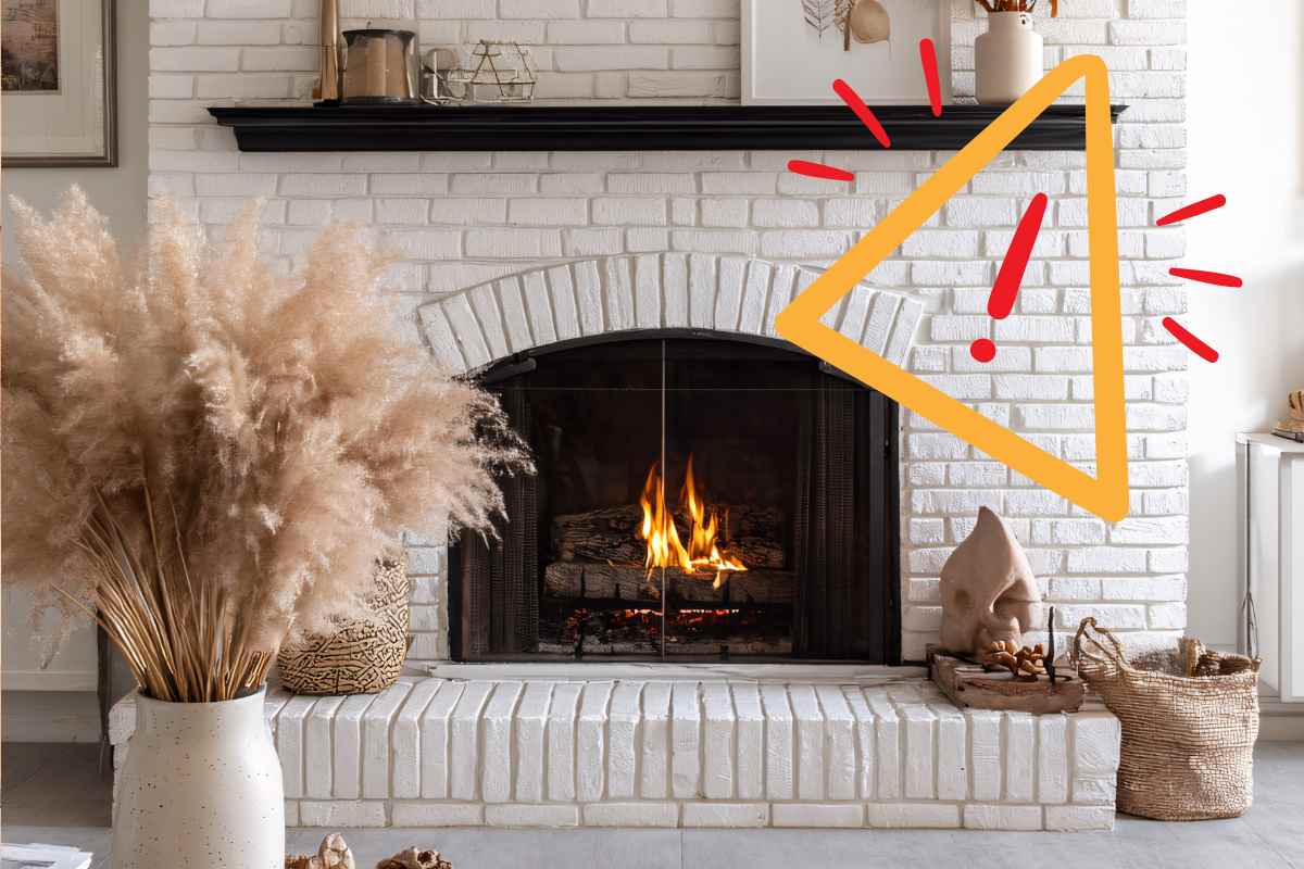 Un camino in funzione con sopra il segnale di pericolo