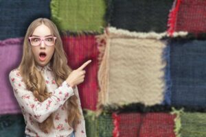 pezzi di stoffa multicolor e donna sorpresa