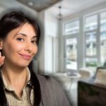 soggiorno di casa con piante sullo sfondo e donna sorridente che fa ok con le mani in primo piano