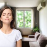 soggiorno di casa e donna che sente buon odore