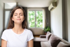 soggiorno di casa e donna che sente buon odore