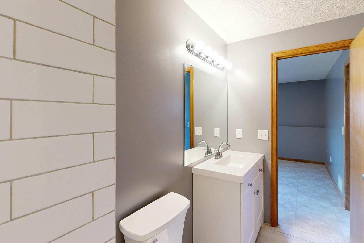 bagno con piastrelle su tutta la parete