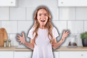 cucina con piastrelle e donna sorpresa