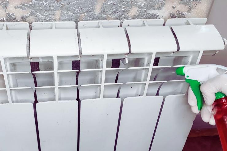pulizia termosifoni con erogatore di liquido spry