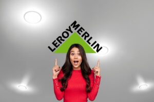 sfondo di un soffitto con punti luce, in primo piano una donna stupita che indica logo di leroy merlin