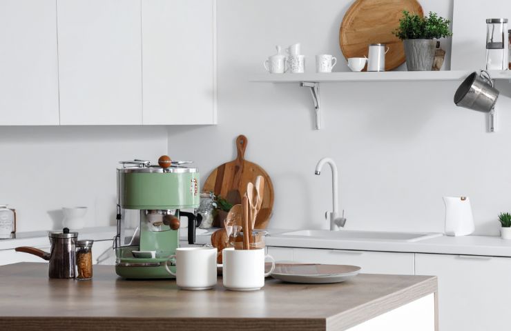 piano da lavoro dela cucina con macchinetta caffè e tazzine