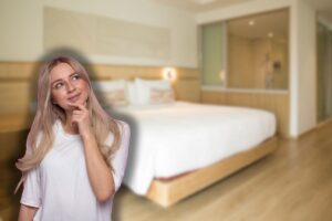 camera da letto e donna che pensa