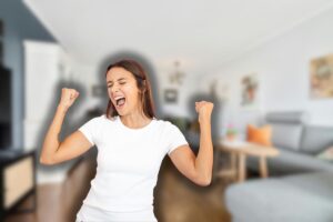 soggiorno di casa sullo sfondo e donna che esulta