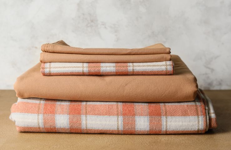 pila di lenzuola pulite su tavolo di legno