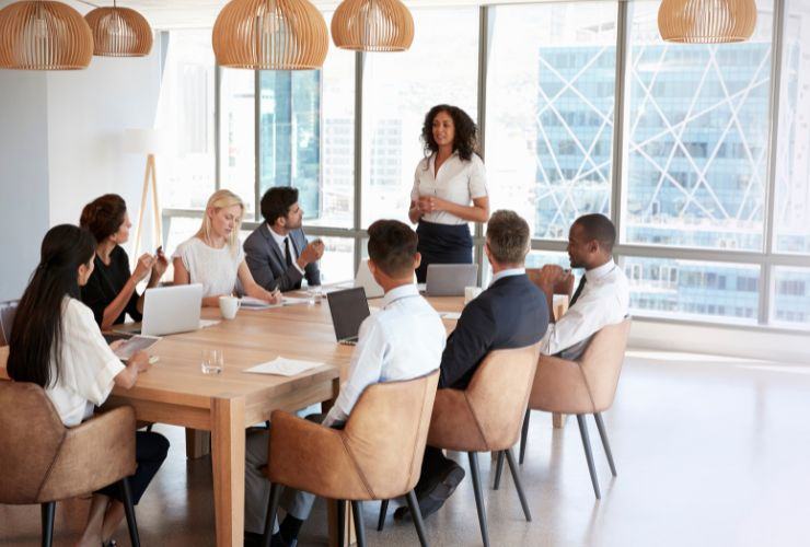 donna al capo di una riunione