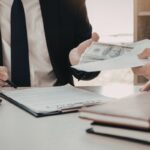 Un uomo che riceve un rimborso