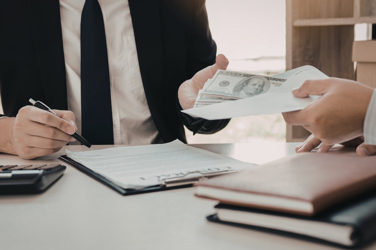 Un uomo che riceve un rimborso