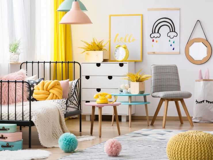 cameretta moderna per ragazzi con letto in ferro battuto, cassettiera e tappeto
