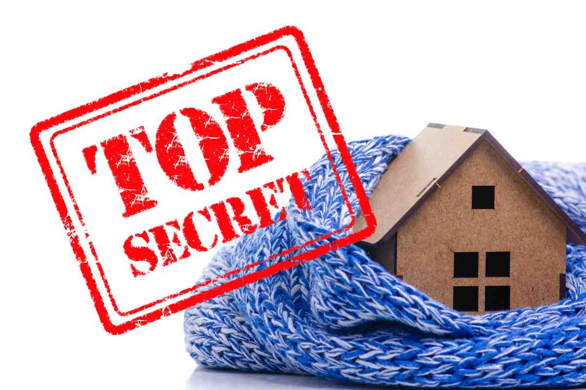 casa con sciarpa blu e scritta top secret