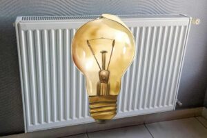 termosifone sullo sfondo e lampadina gialla al centro