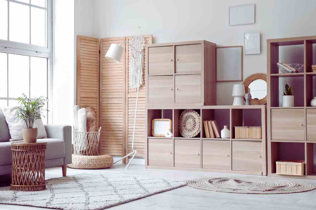 salotto pieno di mobili