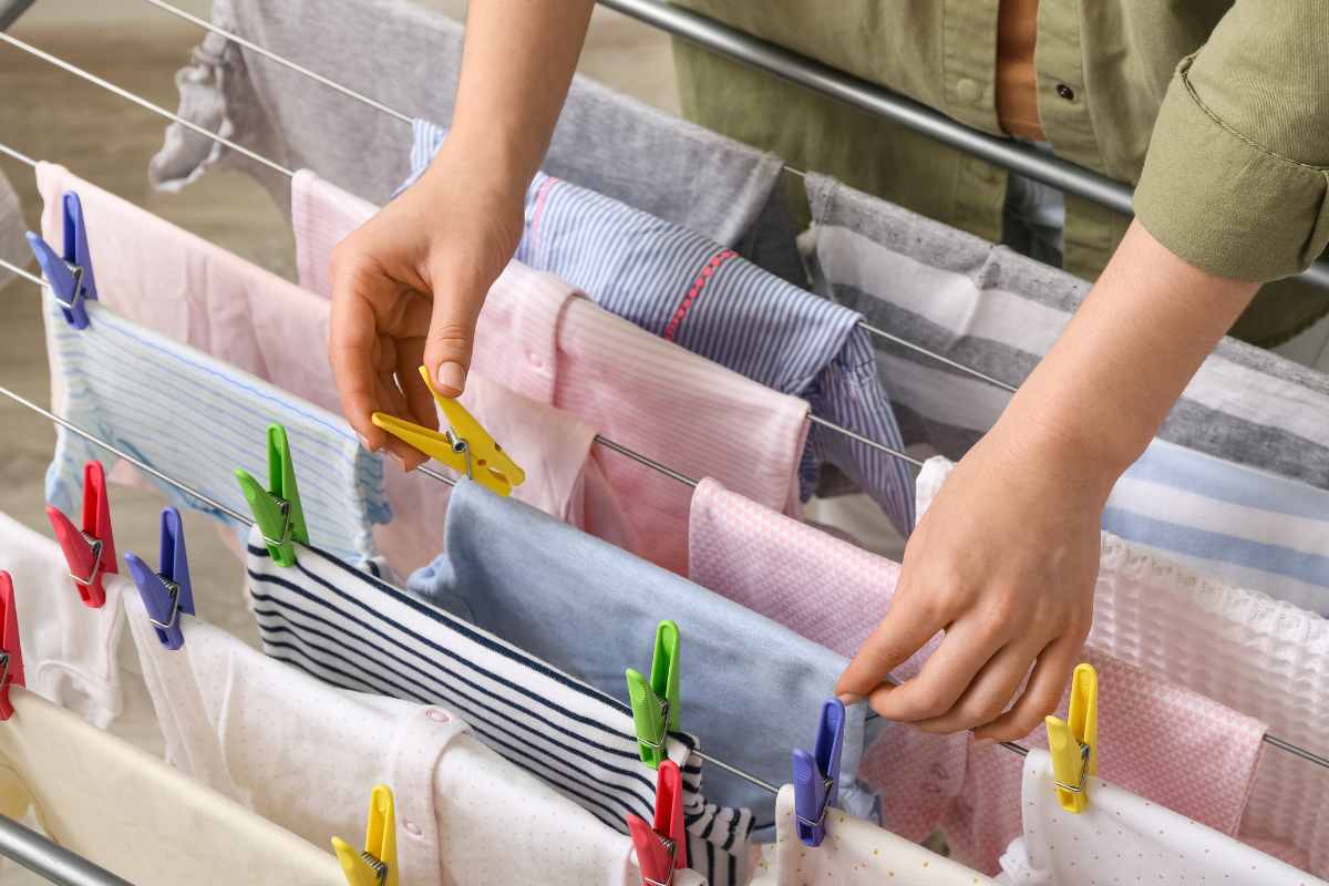 panni stesi con le mollette