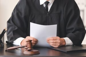 giudice che legge sentenza e martelletto