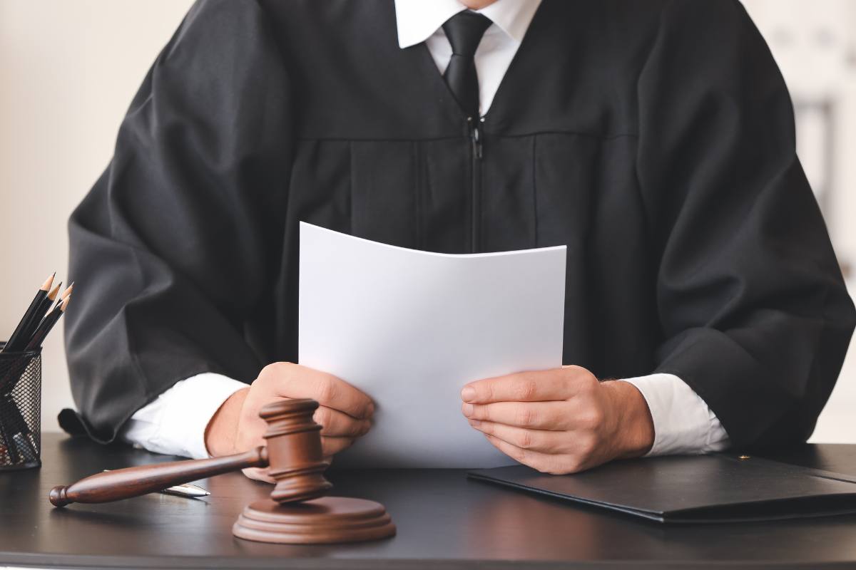 giudice che legge sentenza e martelletto