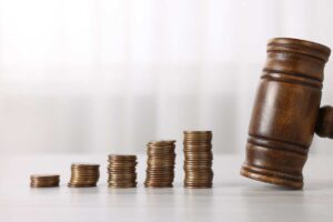 soldi spicci e martelletto del giudice