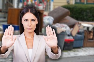sfratto in corso e donna che fa stop con le mani