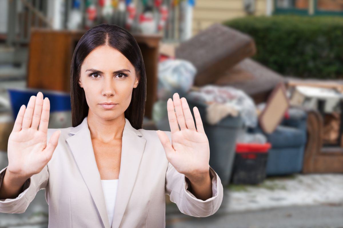 sfratto in corso e donna che fa stop con le mani