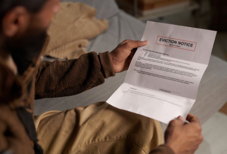 uomo che legge lettera di sfratto