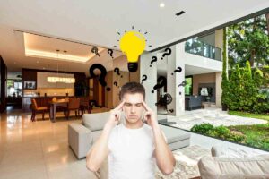 uomo che pensa con lampadina e punti interrogativi con alle spalle casa