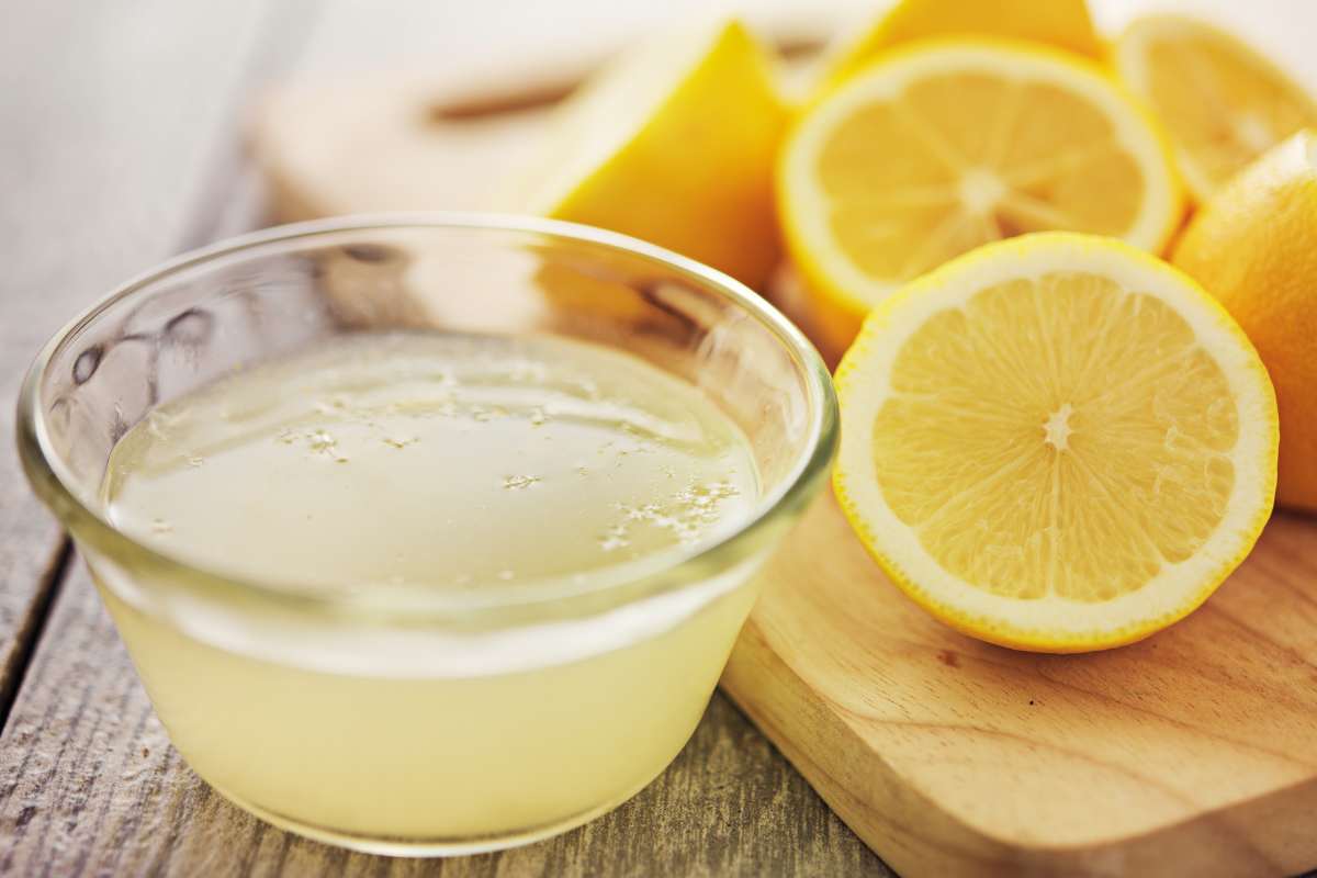 limone spremuto e limoni tagliati e metà