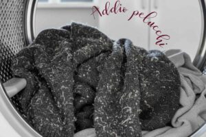 maglia con pelucchi dentro una asciugatrice