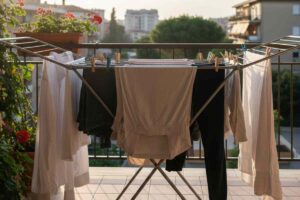 panni stesi su uno stendino in balcone