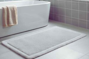 tappetino in un bagno con vasca