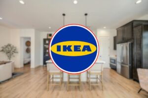 cucina con isola e logo ikea