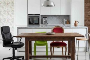 tavolo di legno con sedie tutte diverse