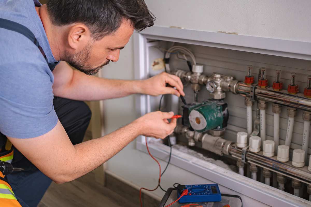 tecnico che lavora su una caldaia 