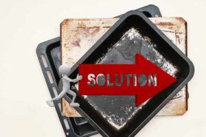 teglia incrostate con omino e freccia con scritto soluzione