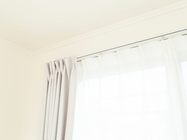 parete con finestra e tenda 