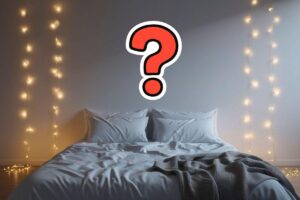 letto poggiato ad una parete vuota e punto di domanda