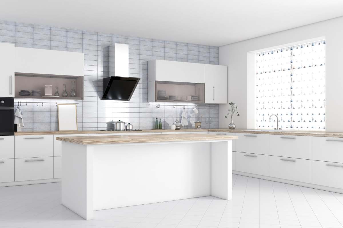 Cucina bianca con penisola