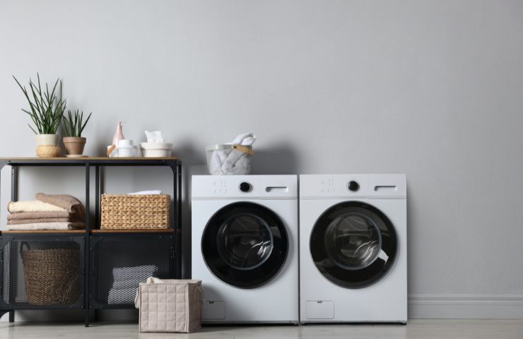 lavatrice in bagno affiancata dall'asciugatrice