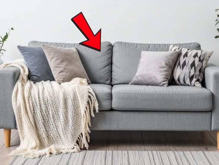 freccia che indica lo schienale di un divano