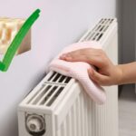 donna che pulisce calorifero e sapone di marsiglia in evidenza con spunta verde