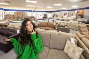 donna che pensa e che si trova all'interno di un negozio di divani