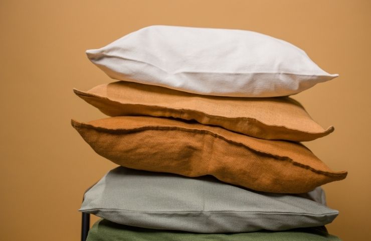 diversi cuscini su sfondo marrone
